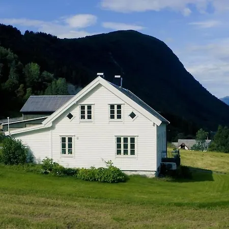 Semesterbostad Gamlehuset Pa Fremste Dunavollen Norddal